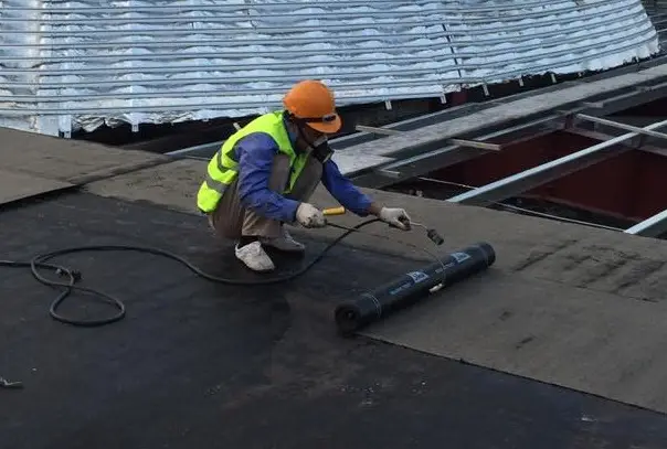 Sử dụng m&agrave;ng kh&ograve; n&oacute;ng Bitum