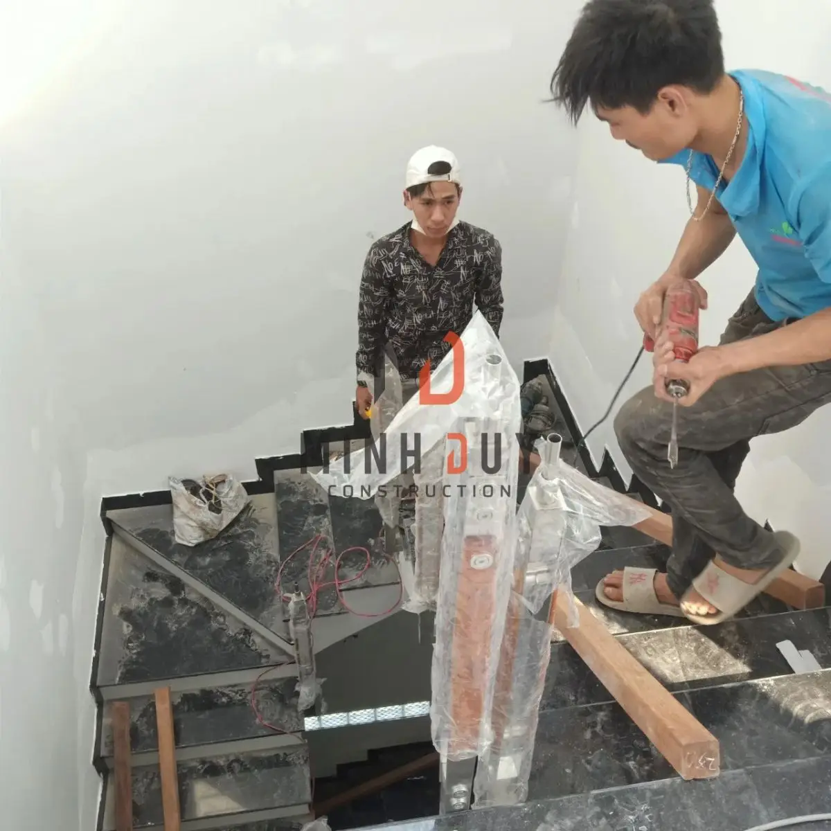 Thi c&ocirc;ng cầu thang đ&aacute; hoa cương lan can k&iacute;nh x&acirc;y nh&agrave; trọn g&oacute;i Quận 11