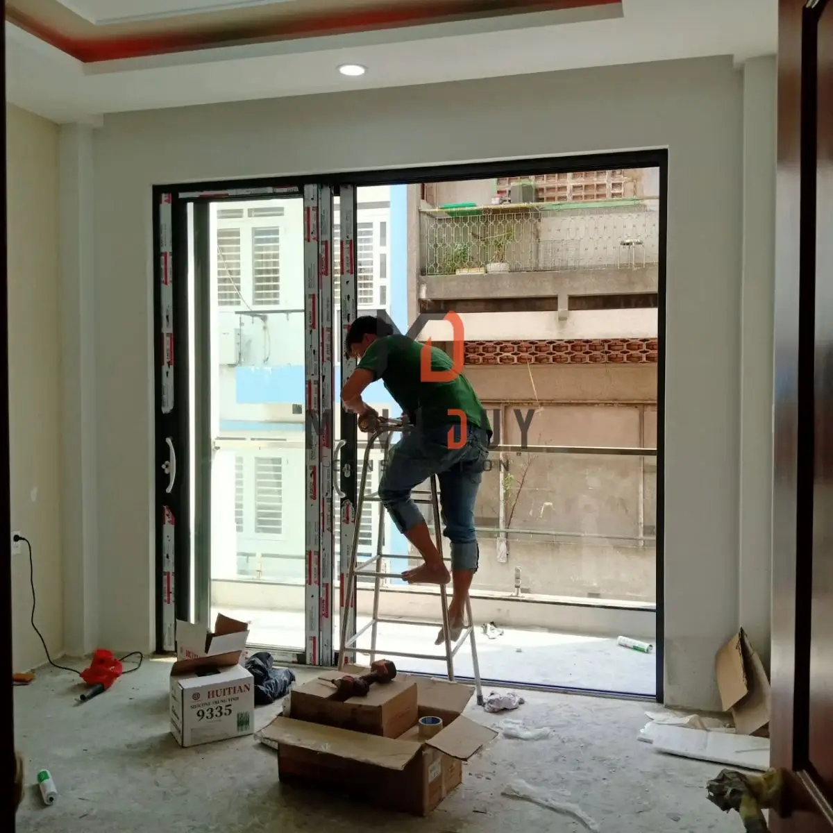 Thi c&ocirc;ng lắp cửa ch&iacute;nh tầng trệt x&acirc;y nh&agrave; trọn g&oacute;i Quận 11 L&ecirc; Thị Bạch C&aacute;t