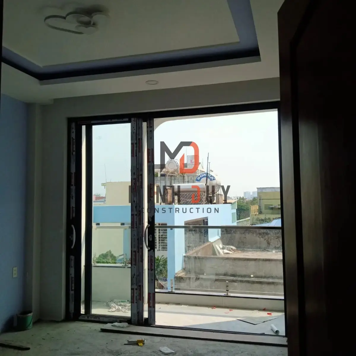 Thi c&ocirc;ng lắp cửa nh&ocirc;m Xingfa lầu 2 x&acirc;y nh&agrave; trọn g&oacute;i Quận 11 Minh Duy