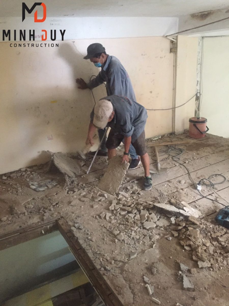 Thi công cải tạo gác lửng, tháo sàn cũ căn hộ Quận 5