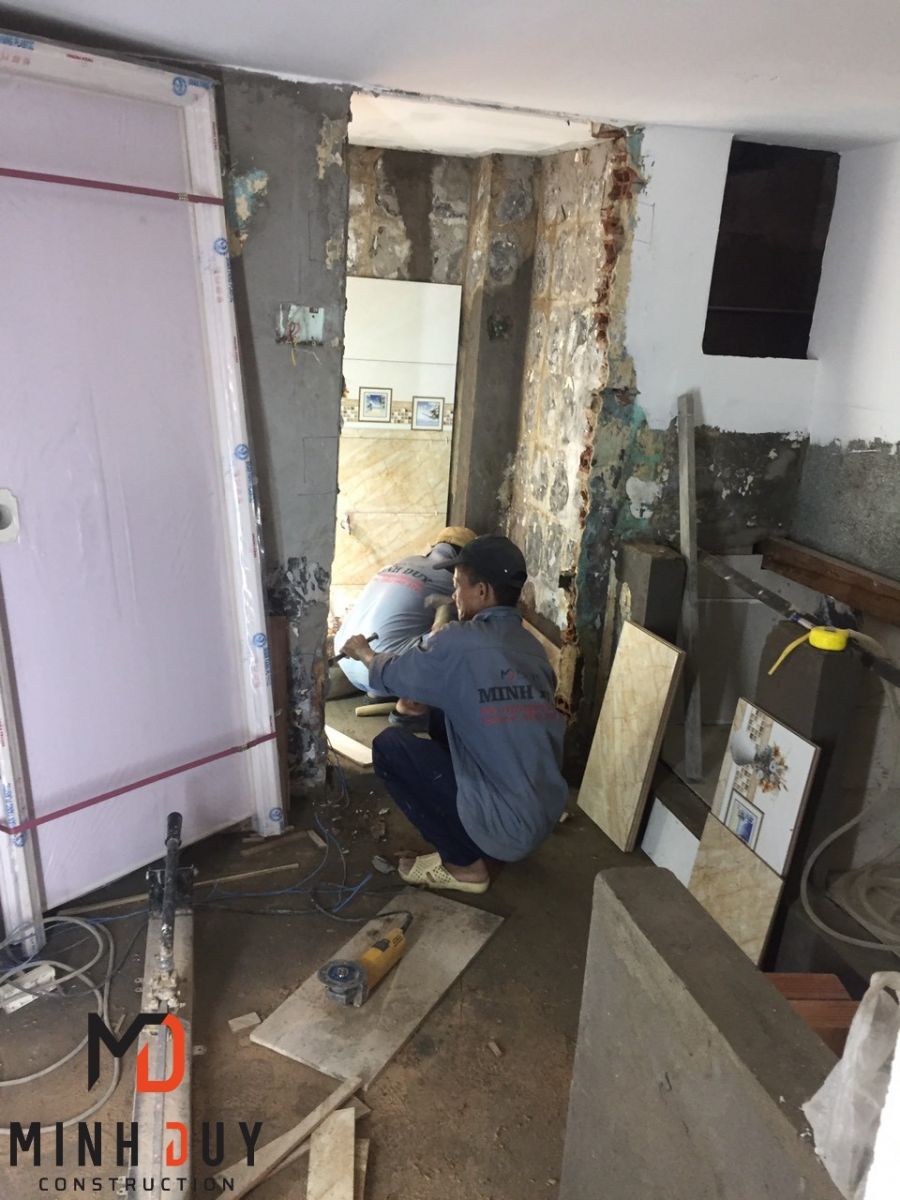 Nội dung thi công ốp gạch nhà vệ sinh công trình sửa chữa chung cư 815 Nguyễn Trãi, Quận 5