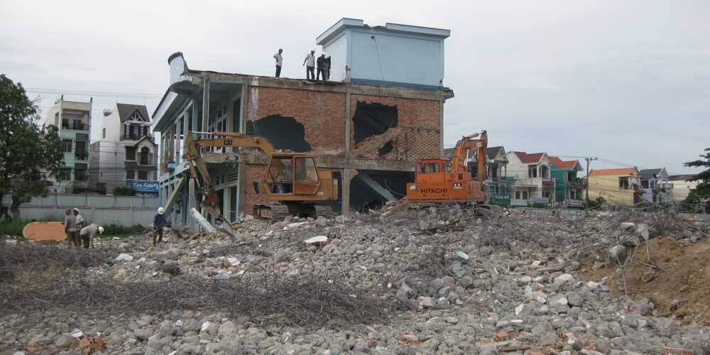 Phá dỡ nhà cũ bằng máy móc cơ giới