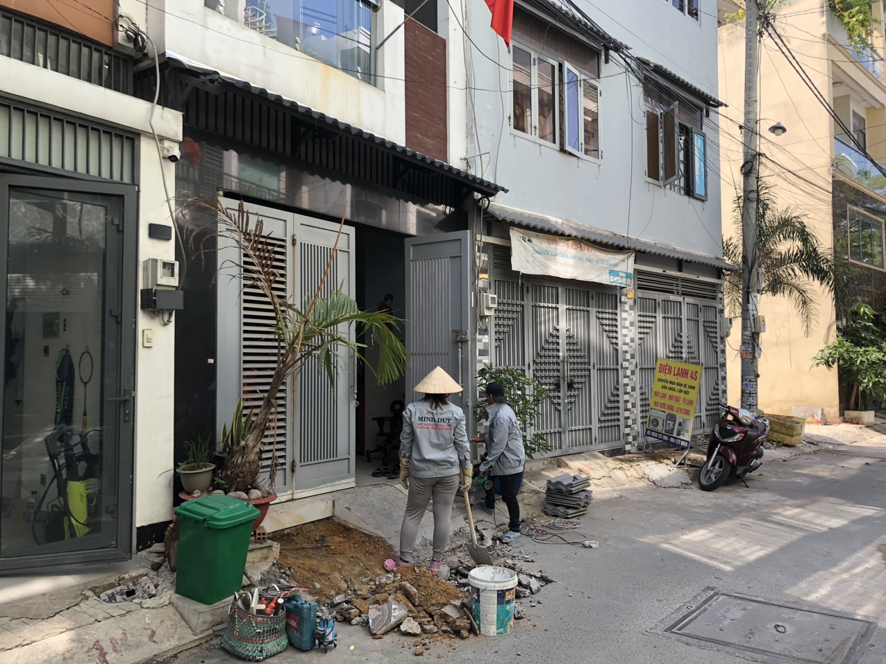 Công nhân Xây Dựng Minh Duy tiến hành thi công sửa chữa nhà Quận 12