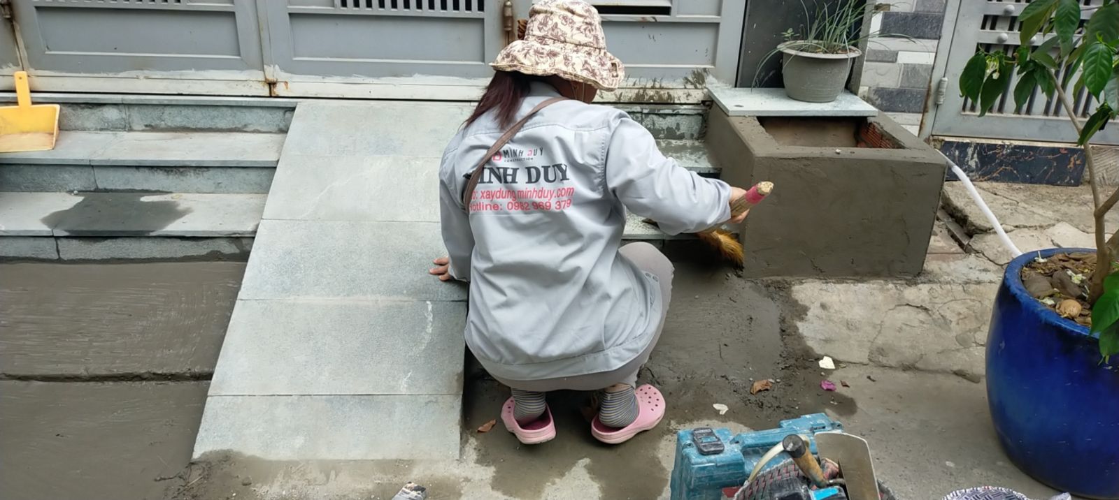 Công nhân Xây Dựng Minh Duy tiến hành thi công sửa chữa nhà Quận 12