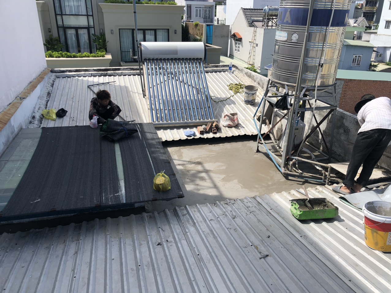 Giai đoạn thi công lại mái tôn và lớp chống thấm cho sàn mái - Xây Dựng Minh Duy