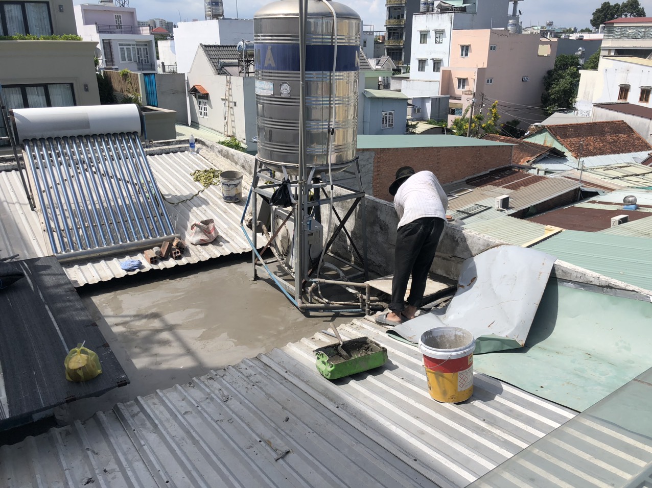 Giai đoạn thi công lại mái tôn và lớp chống thấm cho sàn mái - Xây Dựng Minh Duy