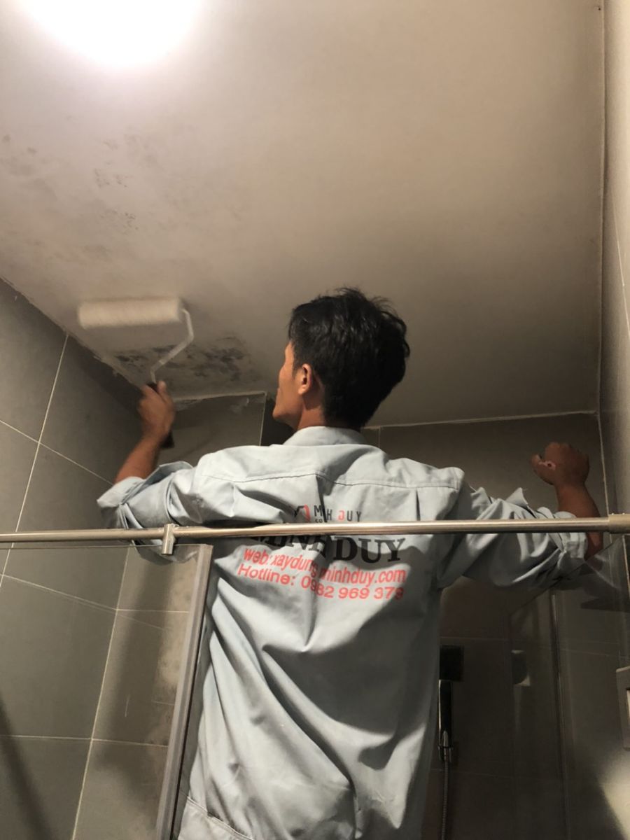 Chống thấm và lắp đặt hệ thống trần thạch cao giật cấp nhẹ nhàng tại phòng khách - Xây Dựng Minh Duy