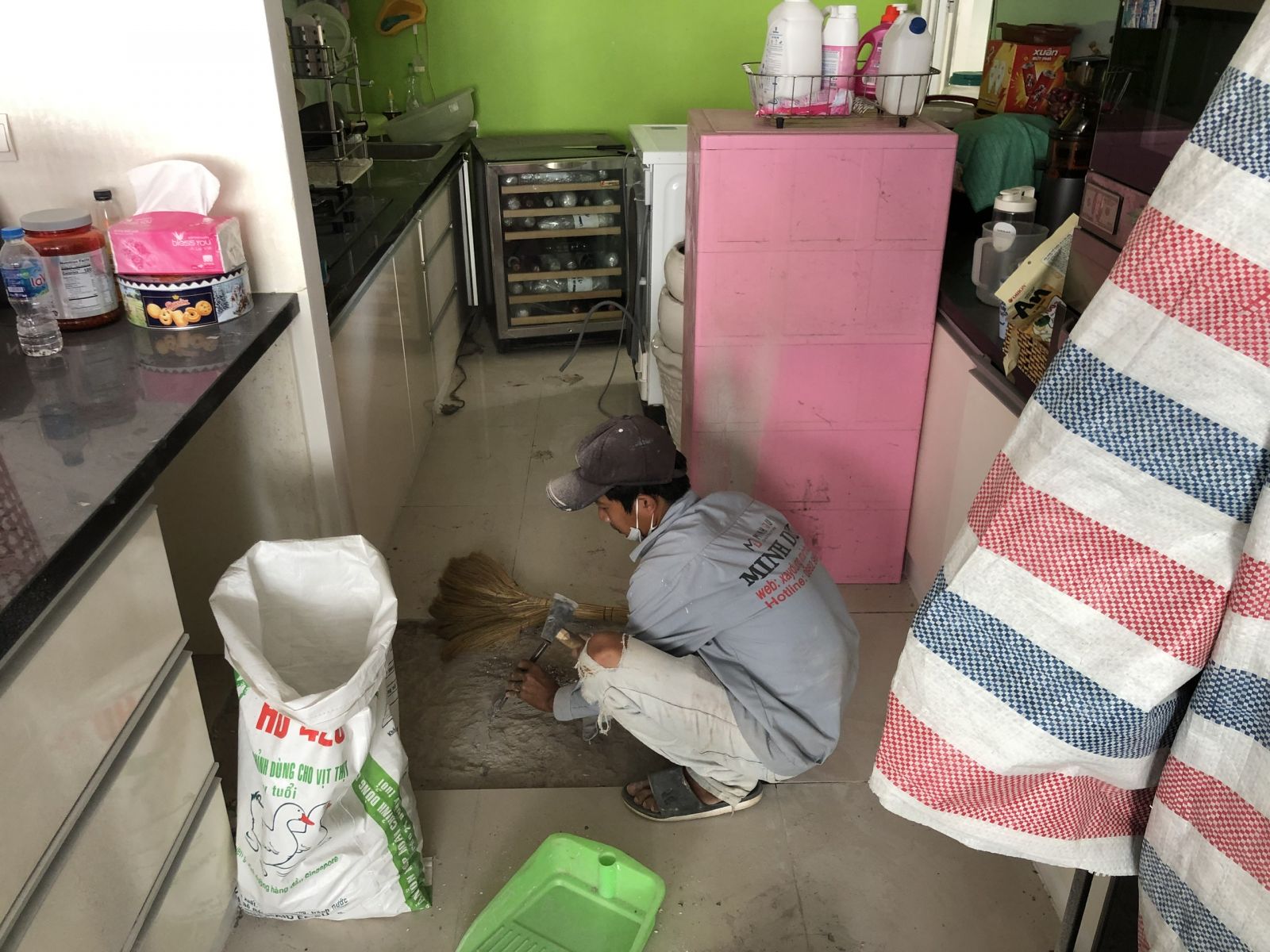 Thi công đục phá gạch nền chung cư Quận 7