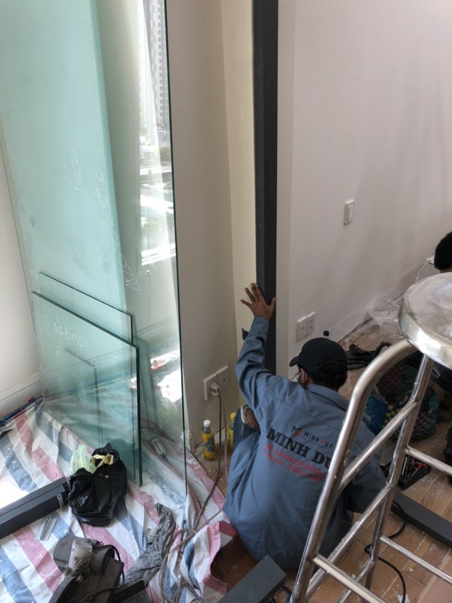 Hạng mục lắp đặt vách kính trong thi công sửa chữa văn phòng