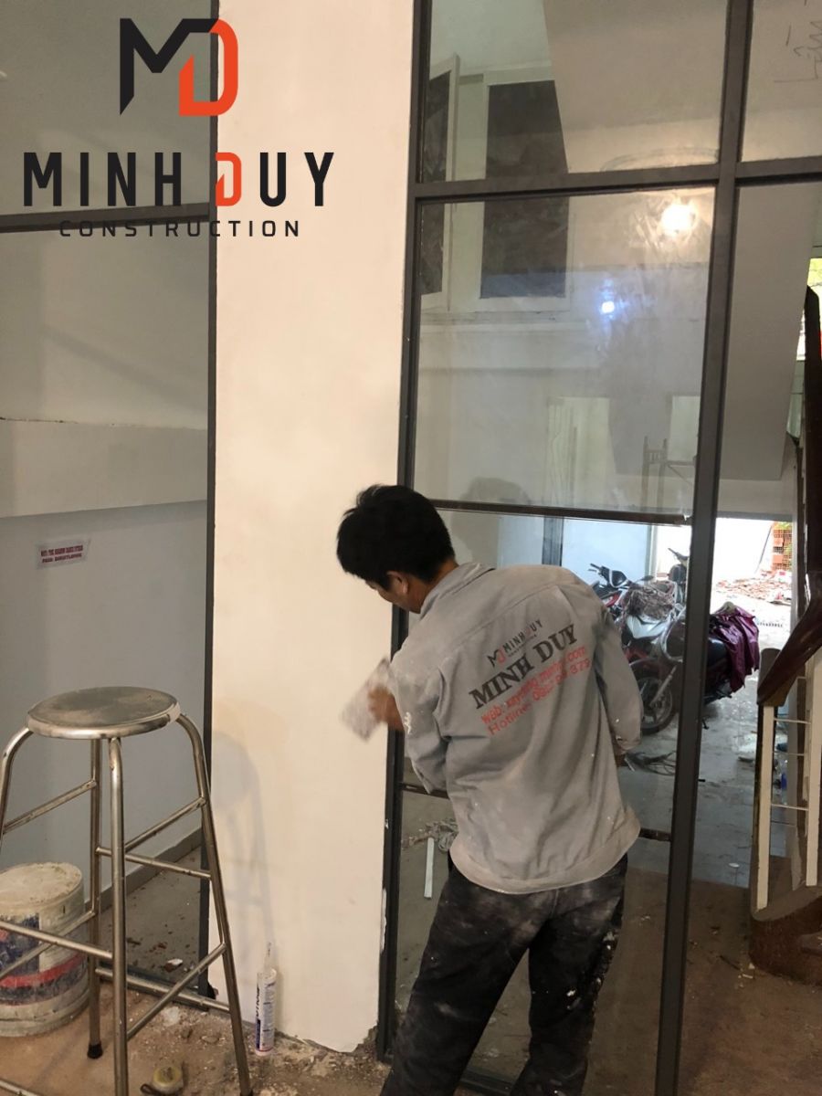 Thi công lắp cửa, lót sơn tường