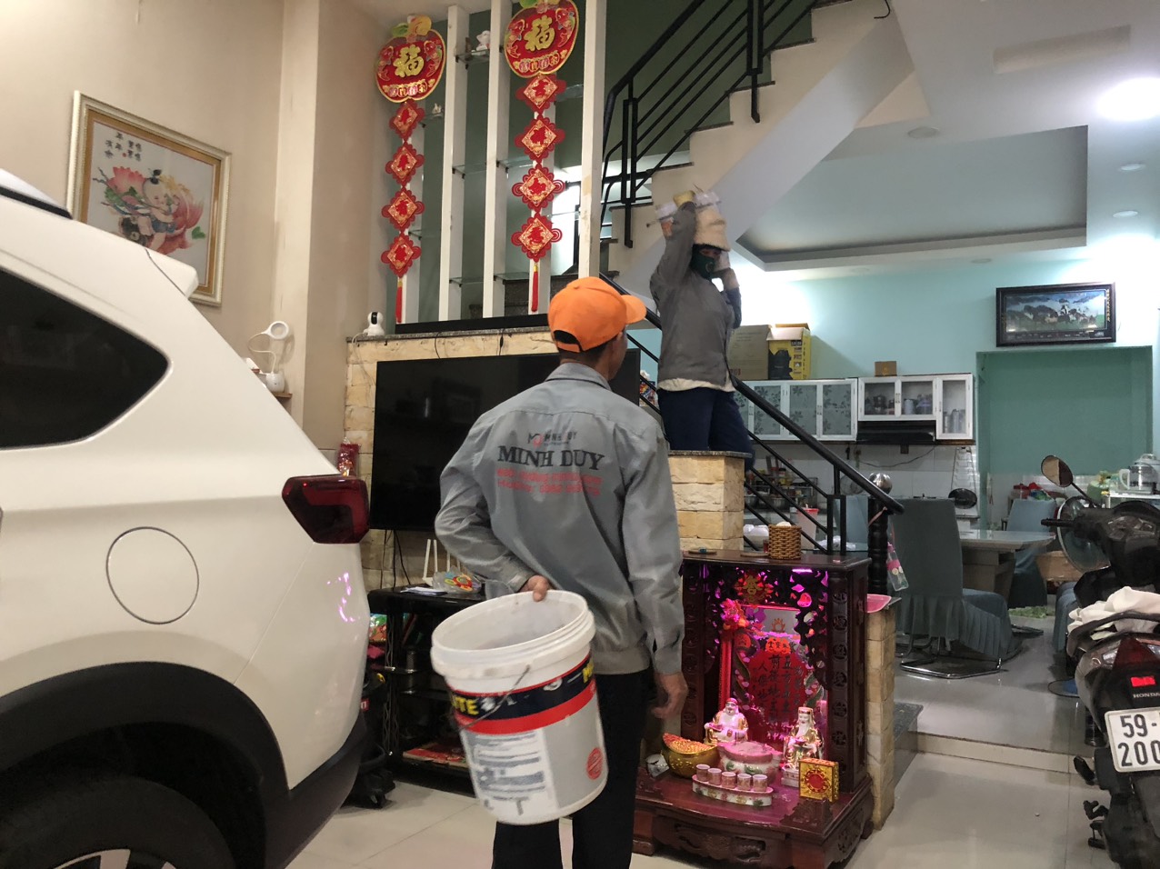 Giai đoạn tháo dỡ, đục bỏ lớp vữa cũ