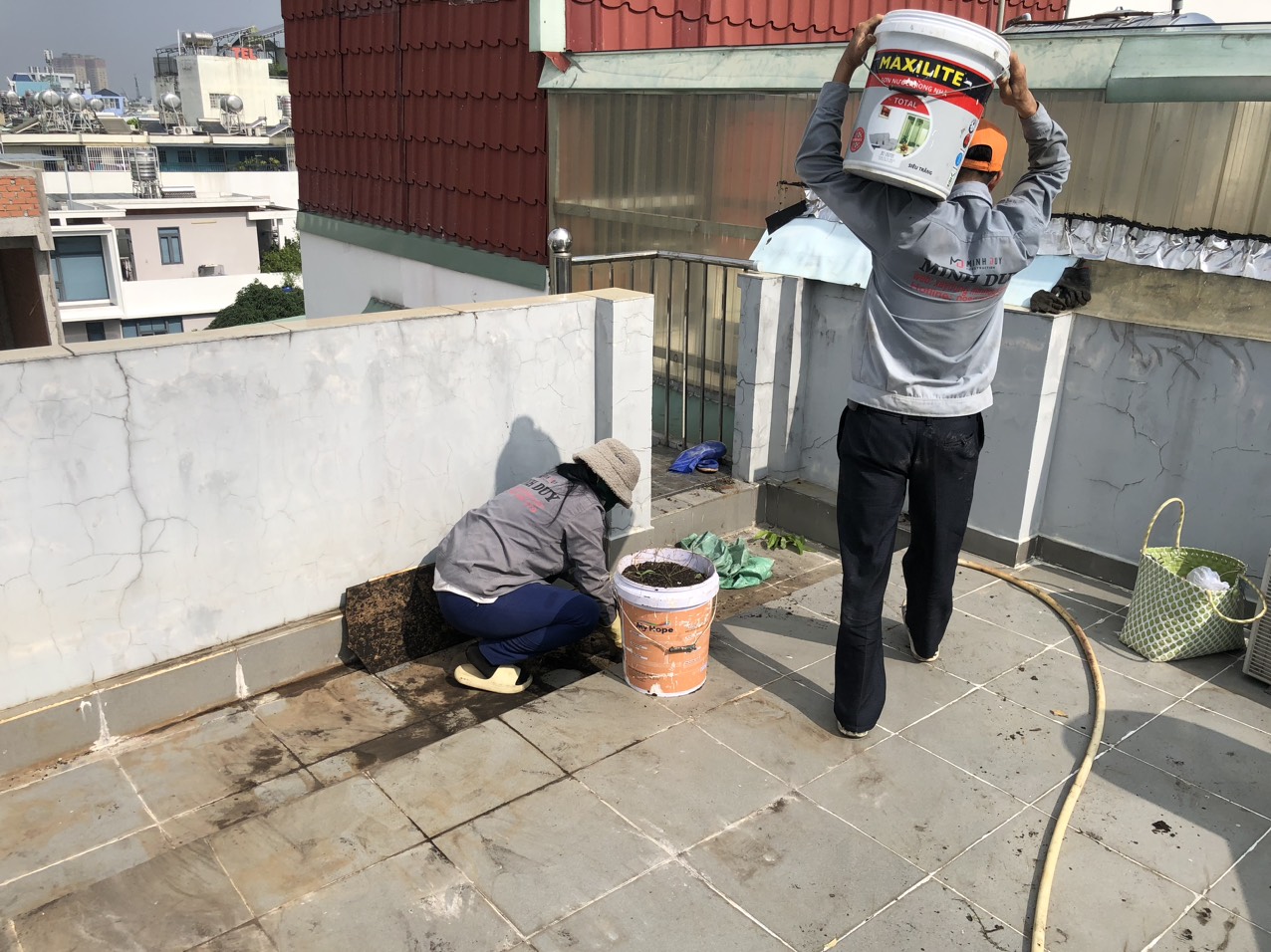 Lắp dựng hệ khung kèo và lợp mái tôn mới