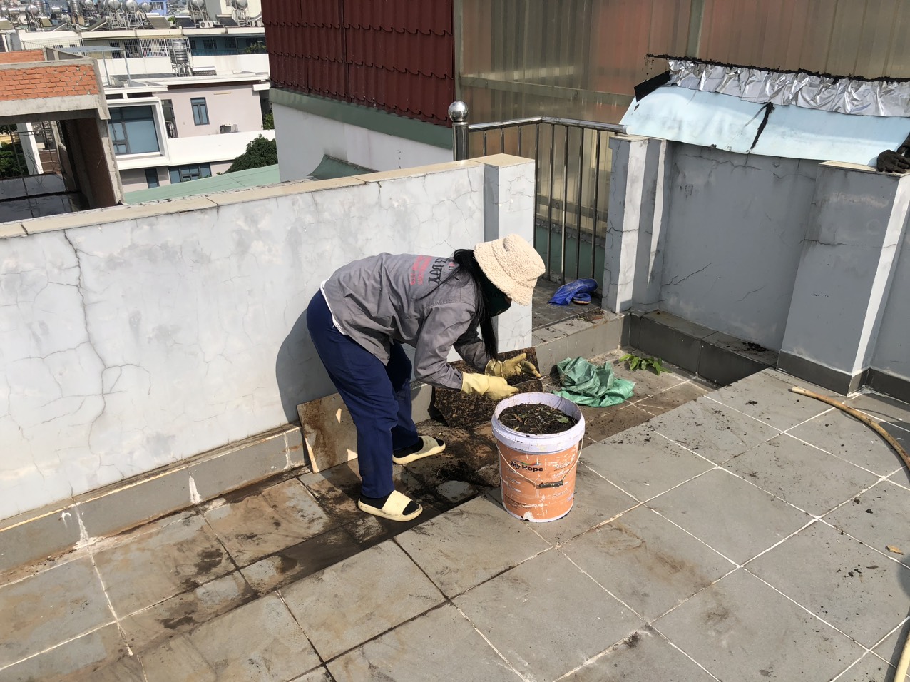 Thi công dọn dẹp vệ sinh khu vực mái nhà