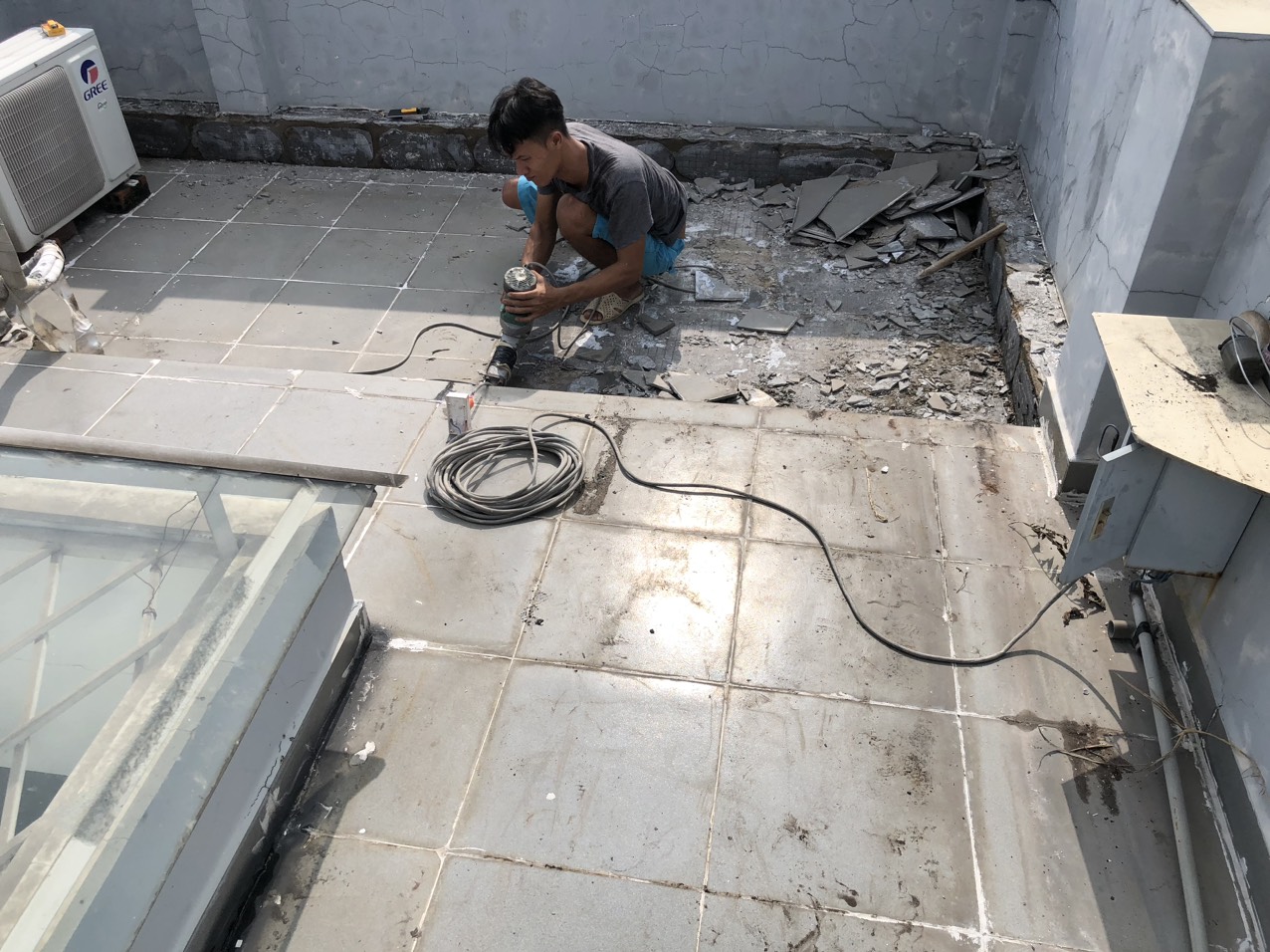 Thi công khu vực mái nhà, lát gạch nền tại Tân Thới Hòa, Tân Phú