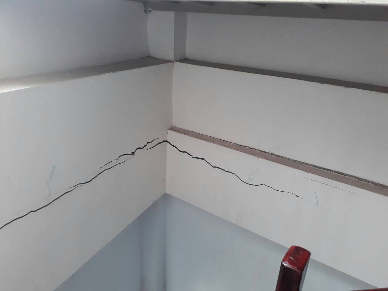 Vết nứt do kết cấu (Vết nứt sâu, nứt xé)