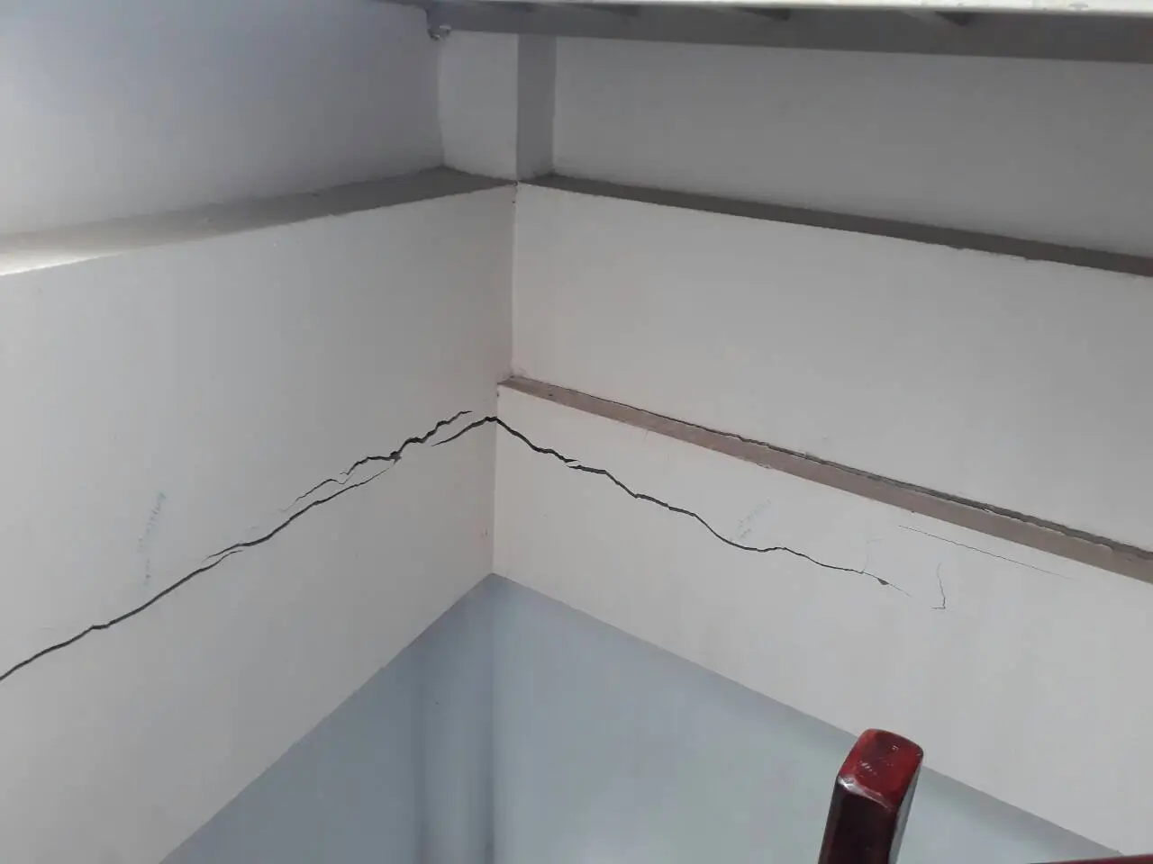 Vết nứt do kết cấu (Vết nứt s&acirc;u, nứt x&eacute;)