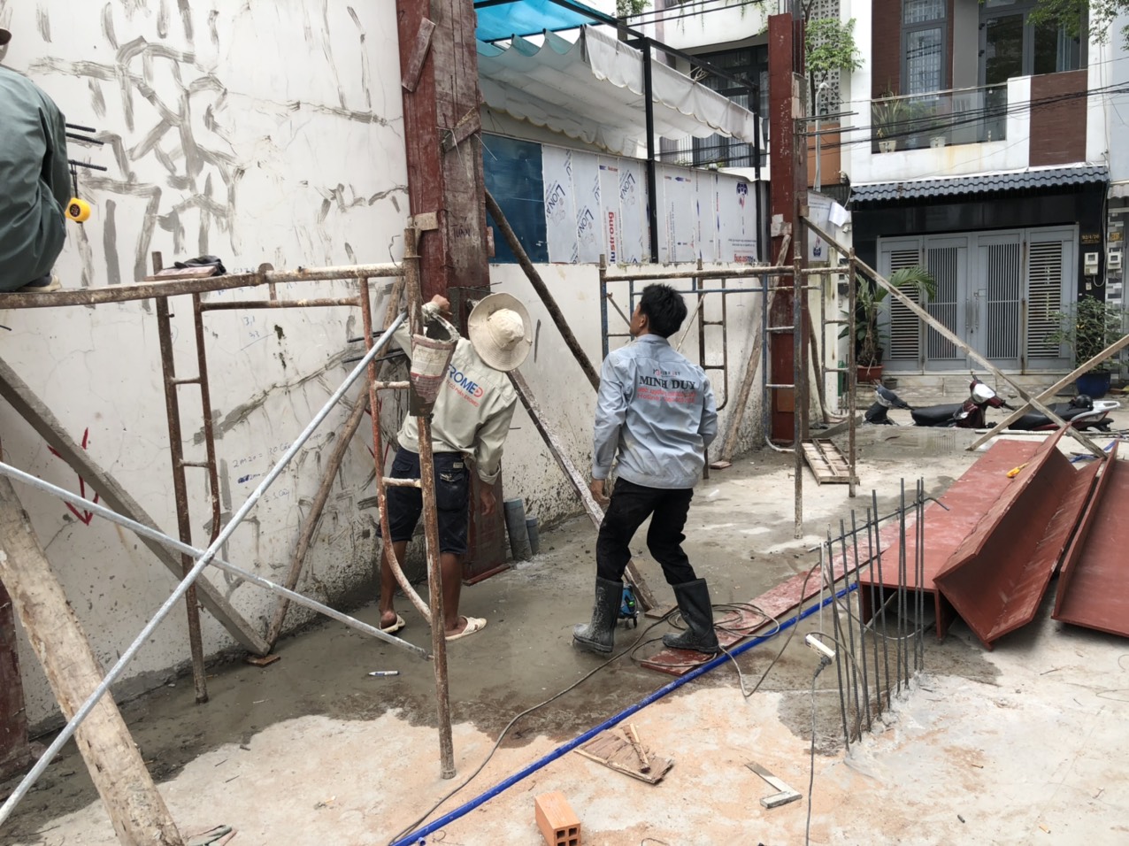 Giám sát thi công thường xuyên hoặc thuê giám sát chuyên nghiệp