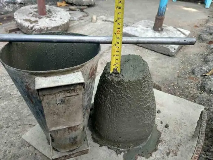 Đo độ sụt bằng c&ocirc;n Abrams tại hiện trường