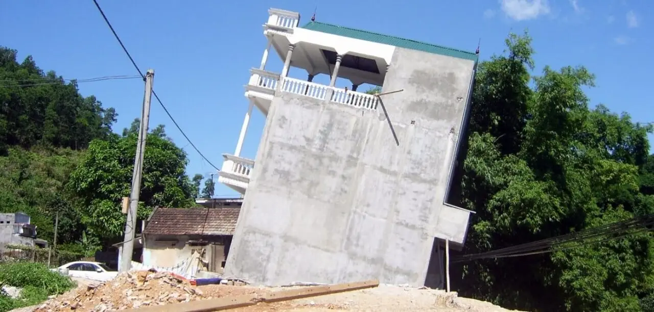Sụt l&uacute;n nh&agrave; liền kề khi đ&agrave;o m&oacute;ng