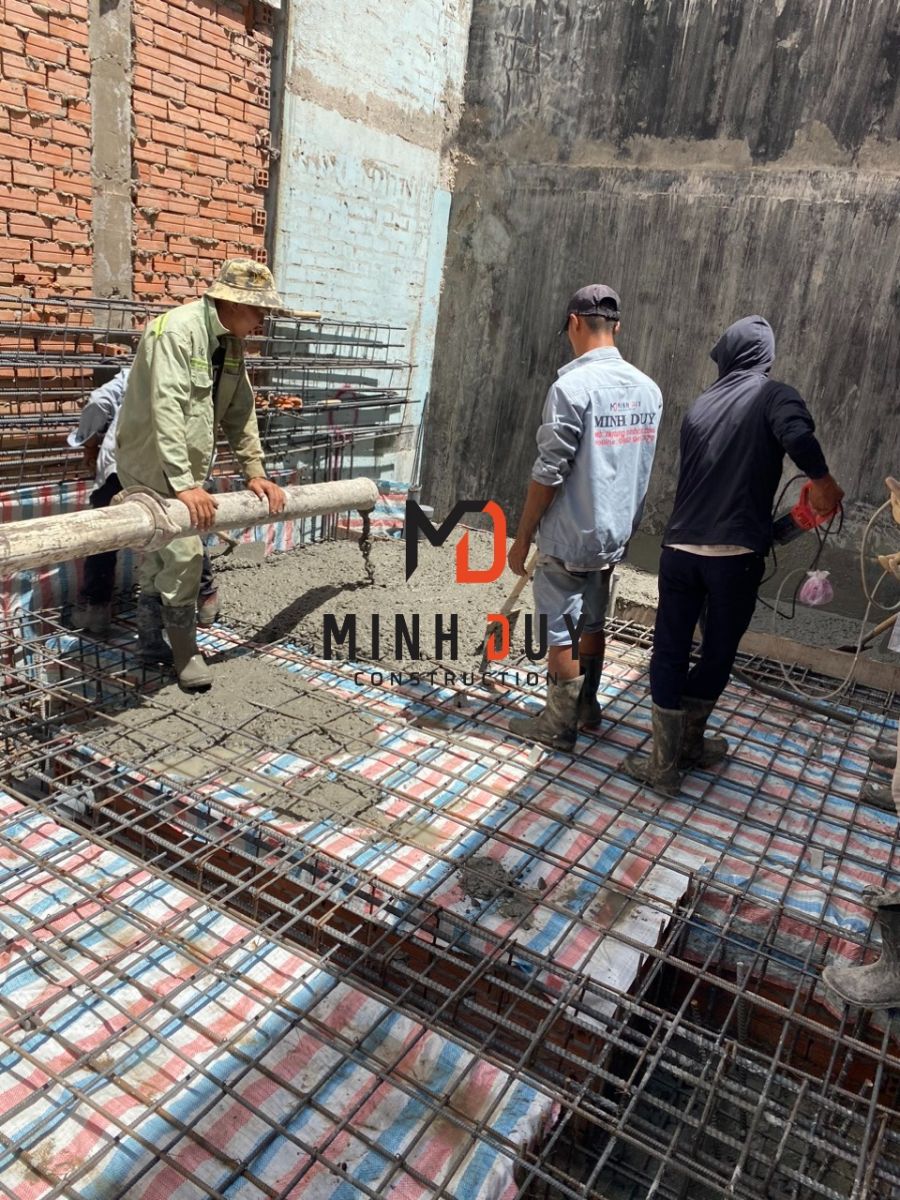 Giai đoạn thi công đổ bê tông tươi sàn lầu 1 nhà phố tại Thuận An Bình Dương