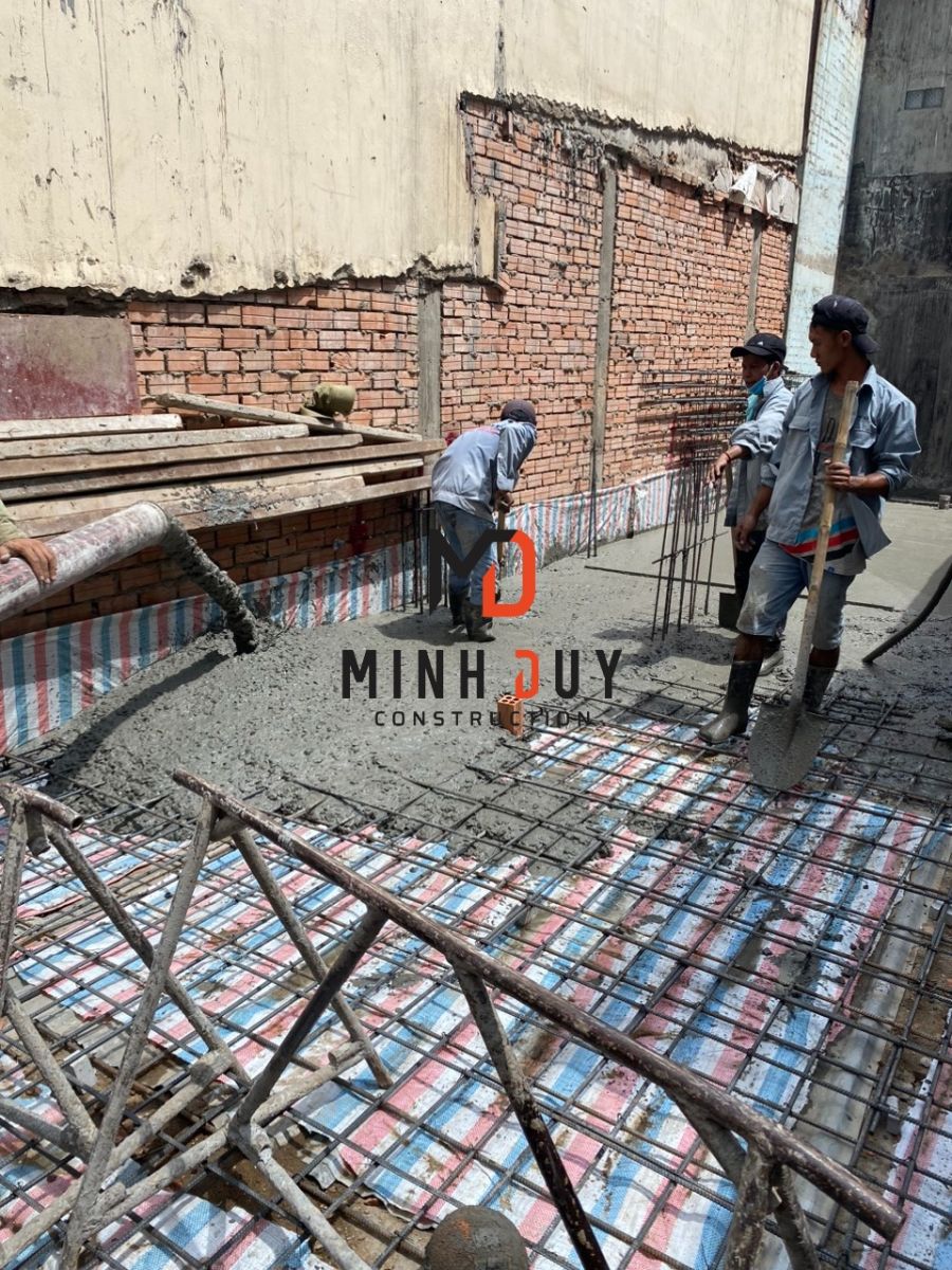 Giai đoạn thi công đổ bê tông tươi sàn lầu 2 nhà phố tại Thuận An Bình Dương