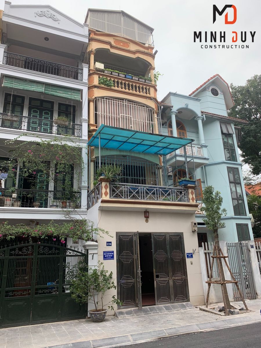 Hình ảnh ngôi nhà đã hoàn thiện phần khung xương, tường bao, mái