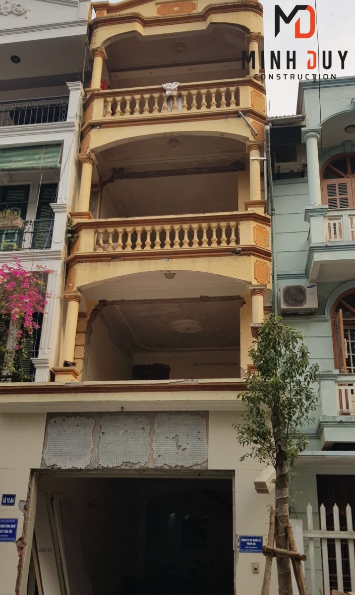 Hình ảnh ngôi nhà đã hoàn thiện phần khung xương, tường bao, mái