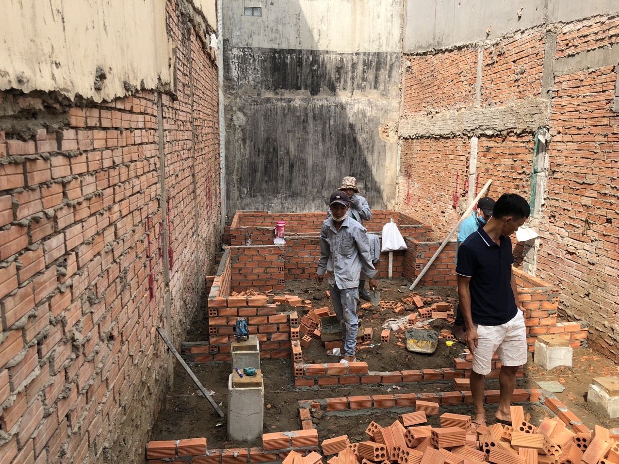 Hình ảnh đào đất hoặc lắp đặt cốt thép, coffa móng băng