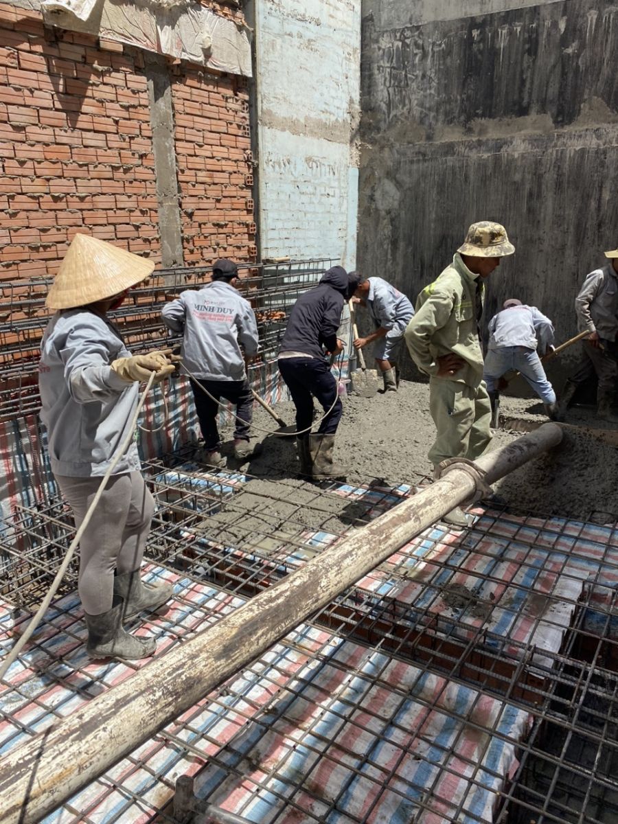 Hình ảnh ghép coffa, đổ bê tông cột hoặc sàn tầng trệt