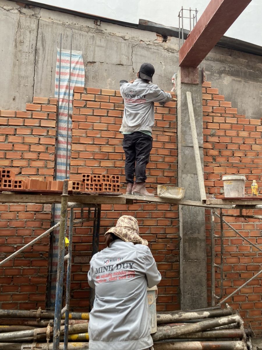 Hình ảnh thợ đang xây tường tầng 2