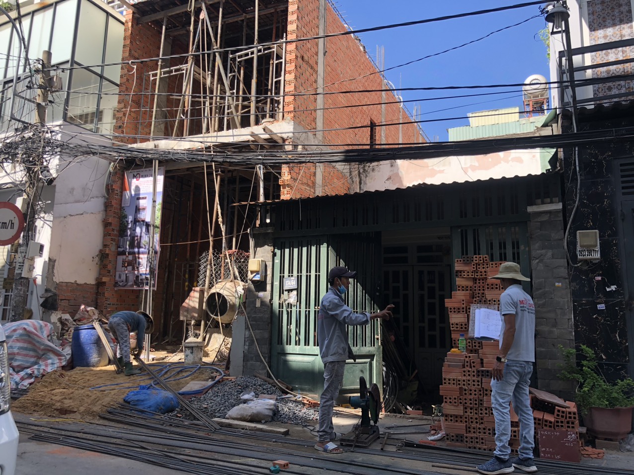 Hình ảnh ngôi nhà đã hoàn thiện phần khung xương, tường bao, mái