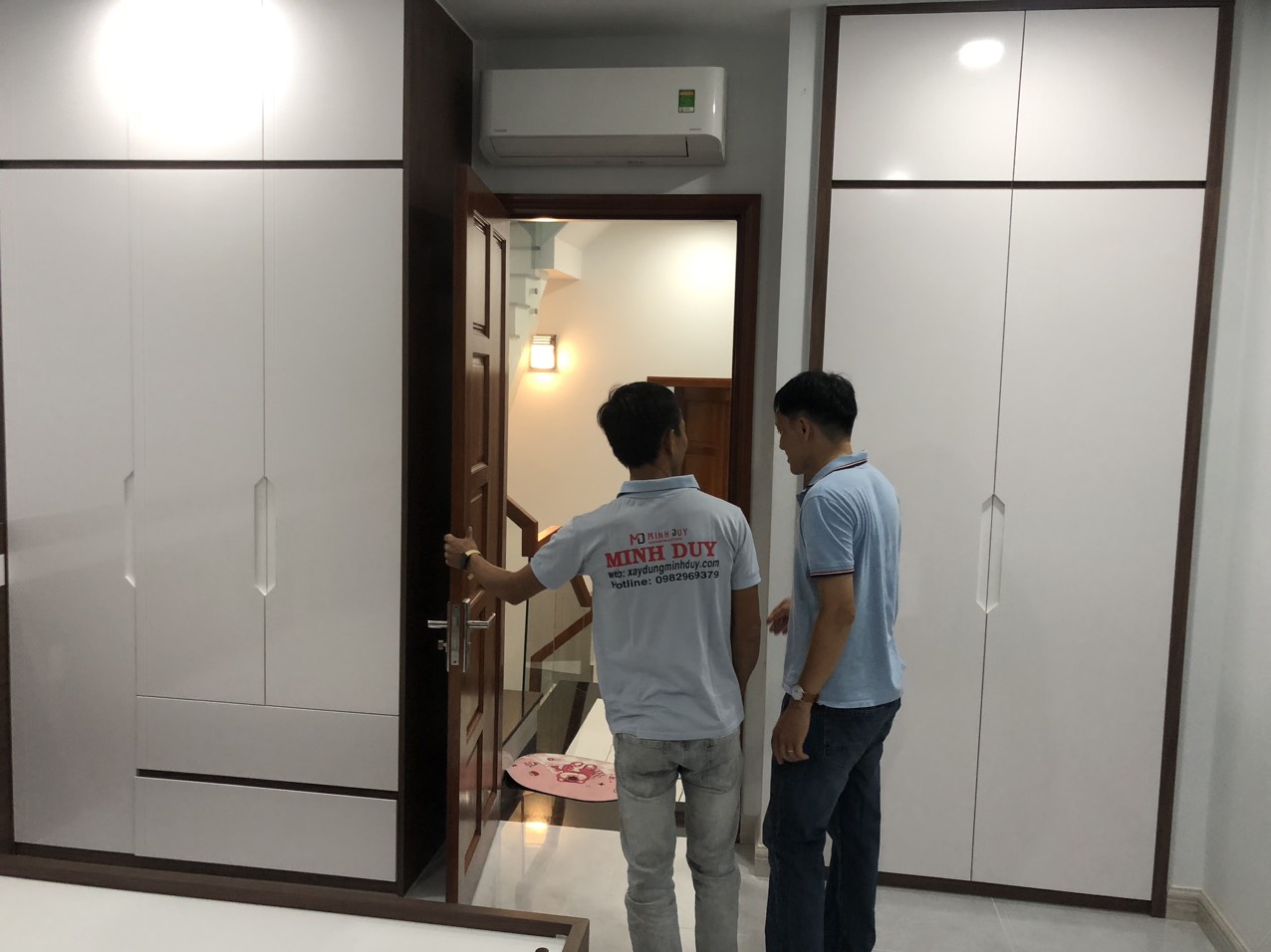 Hình ảnh 2 bên tiến hành nghiệm thu khu vực cửa dự án nhà phố Quận Gò Vấp