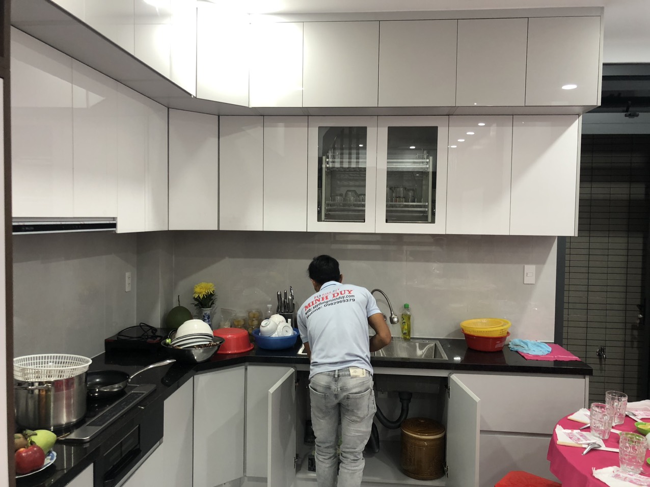 Hình ảnh 2 bên tiến hành nghiệm thu nhà bếp dự án nhà phố Quận Gò Vấp