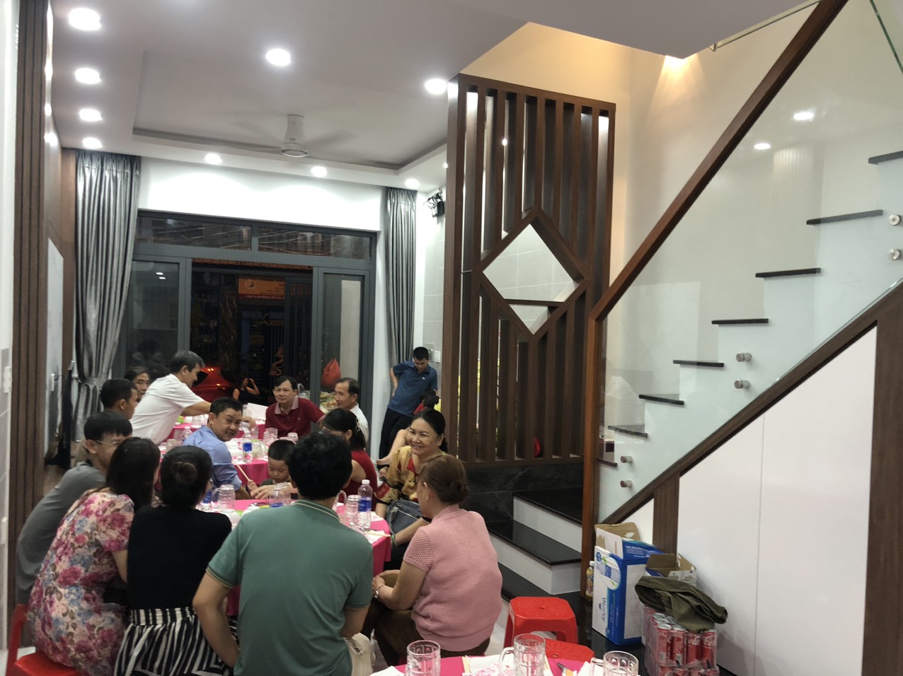 Hình ảnh bữa cơm thân mật chủ nhà đón tiếp công ty nhằm tri ân công ty