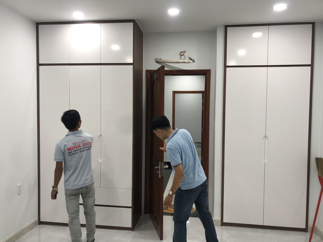 Hình ảnh 2 bên tiến hành nghiệm thu phòng ngủ dự án nhà phố Quận Gò Vấp