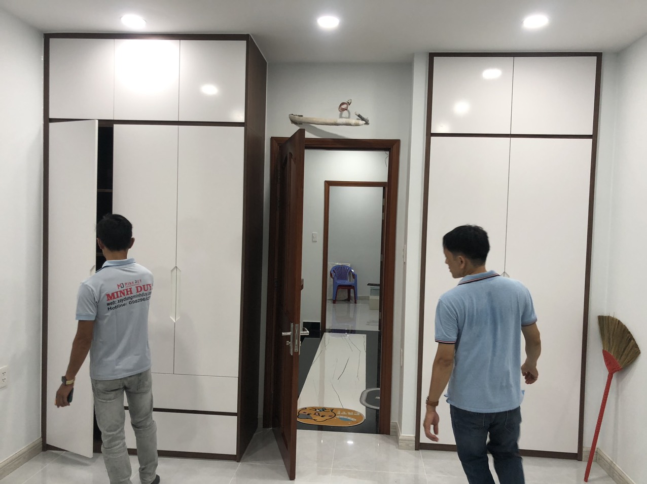 Hình ảnh 2 bên tiến hành nghiệm thu phòng ngủ dự án nhà phố Quận Gò Vấp