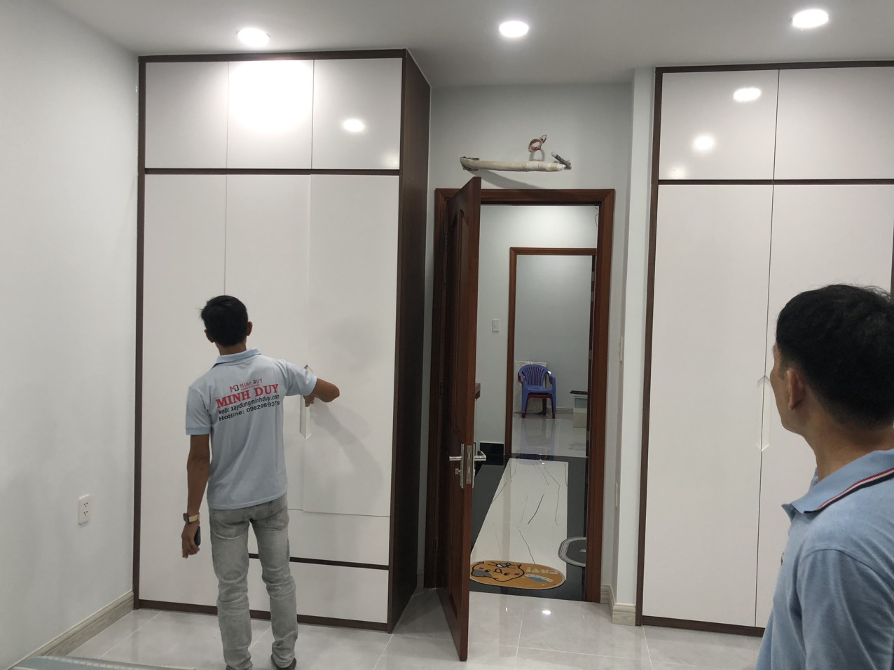 Hình ảnh 2 bên tiến hành nghiệm thu phòng ngủ dự án nhà phố Quận Gò Vấp