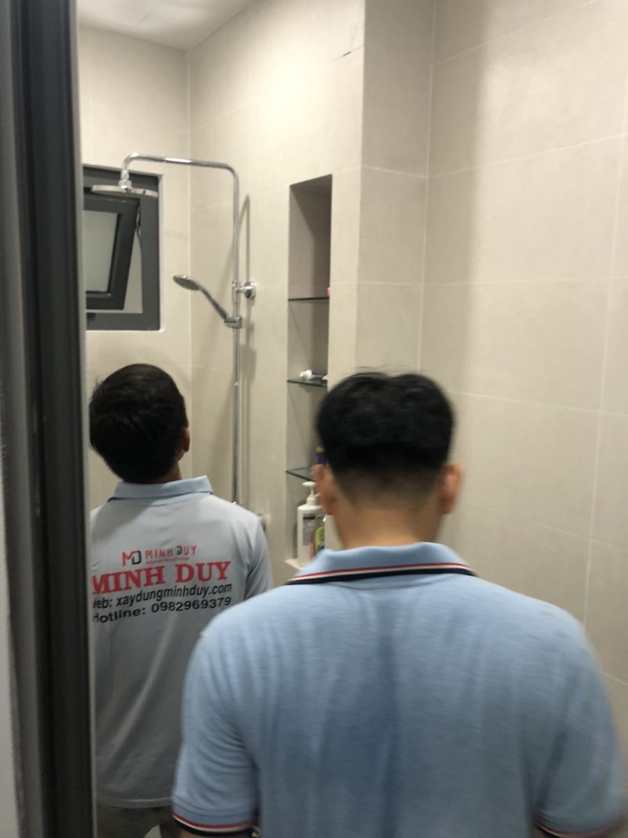 Hình ảnh 2 bên tiến hành nghiệm thu nhà vệ sinh dự án nhà phố Quận Gò Vấp