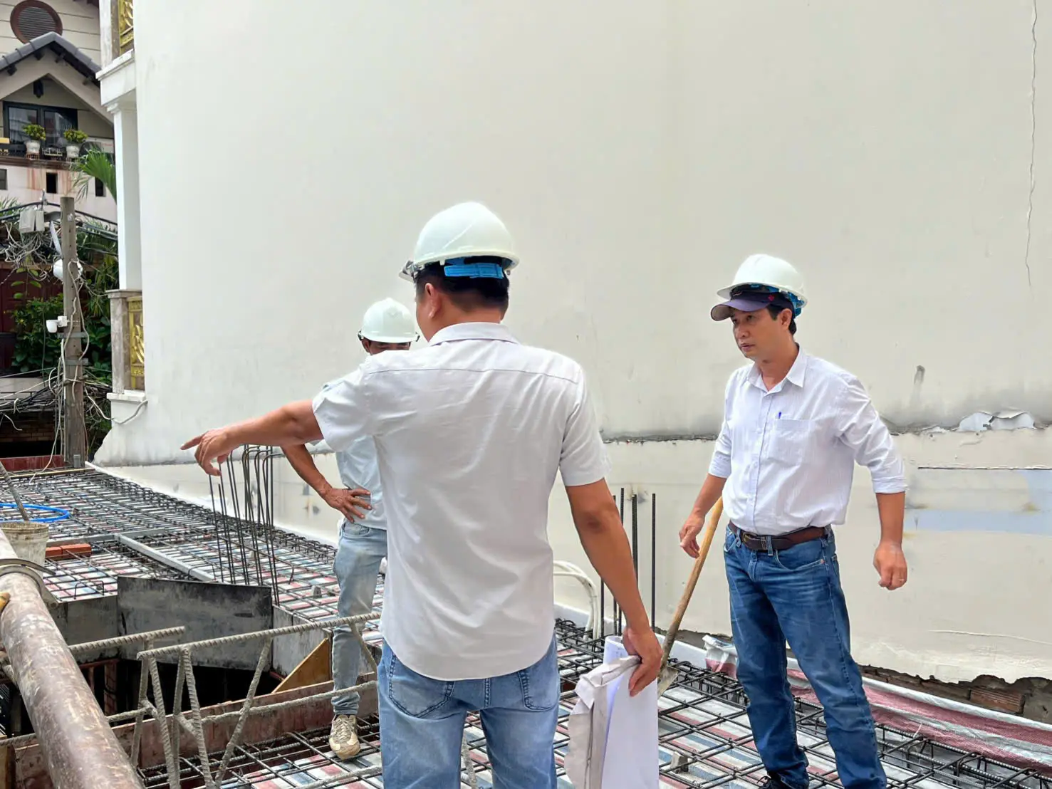 X&acirc;y Dựng Minh Duy c&ugrave;ng gia chủ nghiệm thu sắt s&agrave;n c&ocirc;ng tr&igrave;nh tại Quận 11