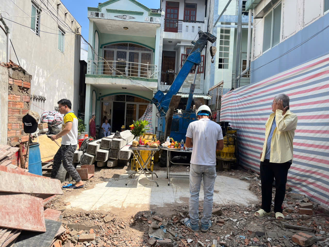 Hình ảnh công nhân Xây Dựng Minh Duy đang tiến hành ép cọc bê tông, chuẩn bị phần móng dự án tại Quận 7 (cũ)