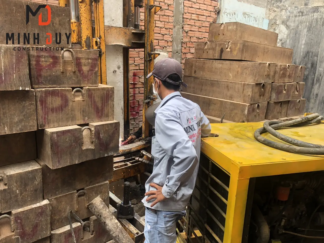 Xây Dựng Minh Duy đang tiến hành ép cọc bê tông tại Xã Nhị Bình Hóc Môn